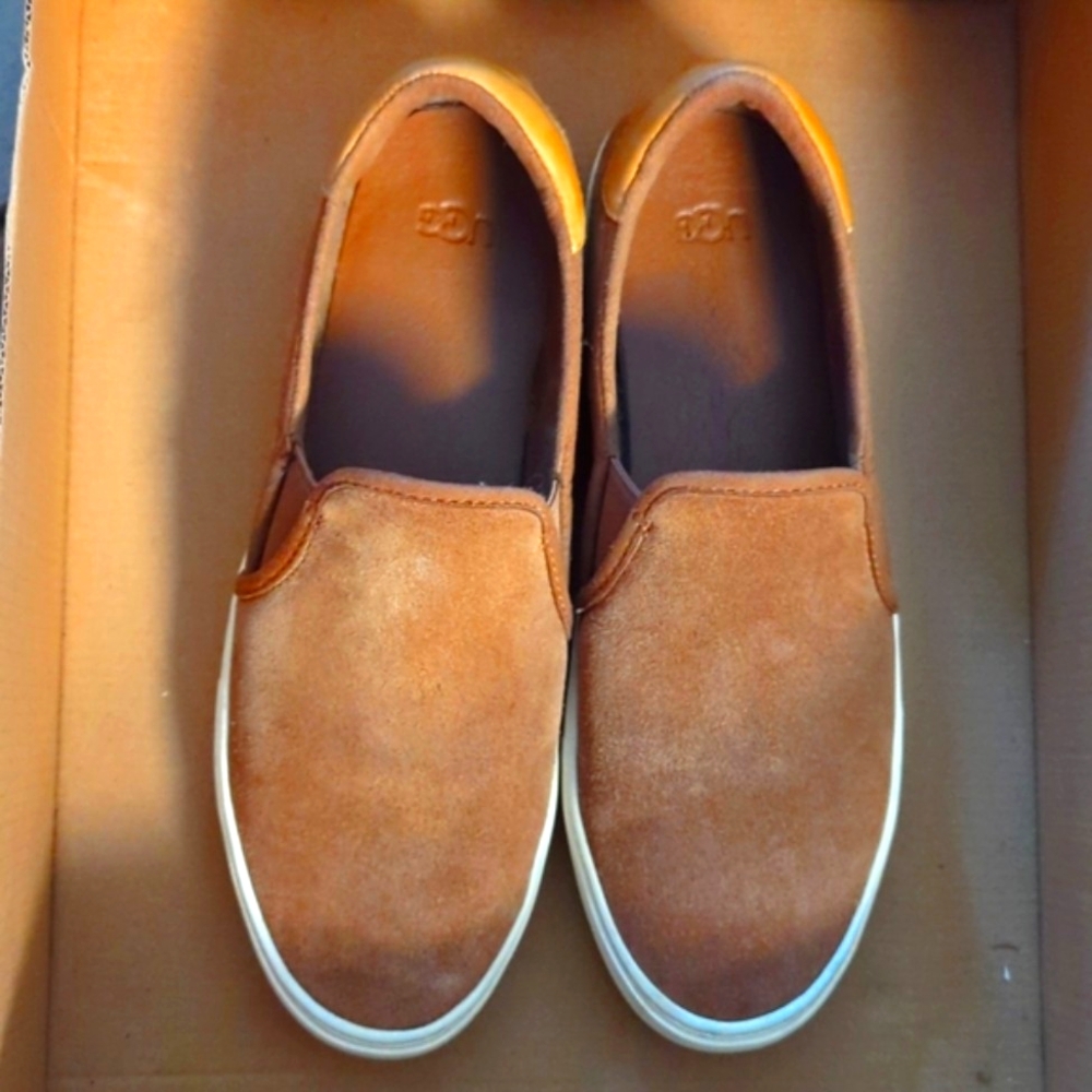 UGG Cahlvan Leather Suede Slip-On Sneakers. Unisex. Size 10 Fall Shoes!